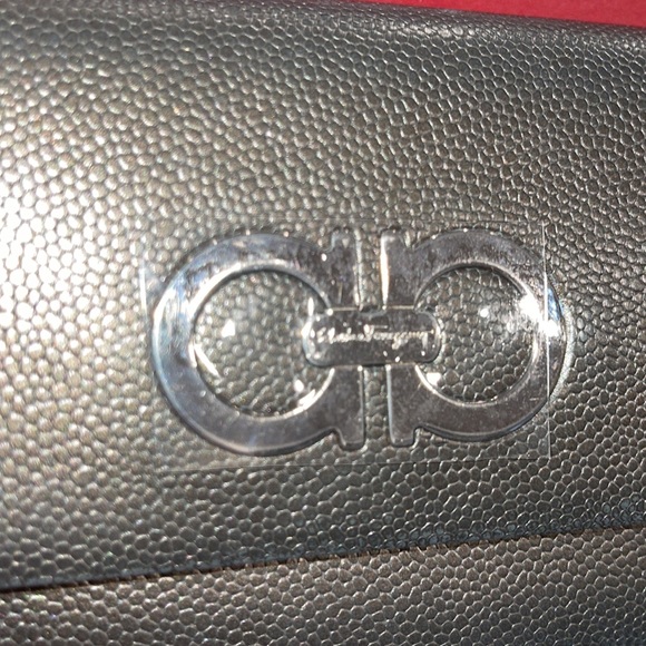 Salvatore Ferragamo wallet excellent Condition color is gun metal with silver - Picture 3 of 7